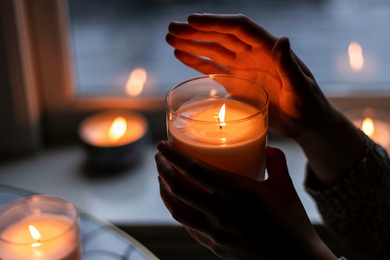 Vela Soul Candles encendida en un ambiente cálido